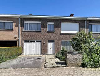 <p><span>Deze woning is een buitenkans voor wie op zoek is naar ruimte, structuur en vooral potentieel. De inkomhal leidt naar een royale leefruimte met zit- en eethoek, perfect om om te vormen tot een hedendaagse open leefzone. Aansluitend bevindt zich een ruime veranda die extra licht en leefcomfort biedt. De keuken, kelder en het apart toilet vormen een praktische basis voor verdere modernisering. De berging met wasruimte geeft directe toegang tot de garage, terwijl de oprit plaats biedt voor een extra wagen.</span></p>
<span>De privatieve, onderhoudsvriendelijke tuin met grote tuinberging biedt tal van mogelijkheden voor wie houdt van buitenleven. Op de eerste verdieping bevinden zich vier volwaardige slaapkamers, een badkamer en een apart toilet. De kers op de taart is de indrukwekkende zolder van maar liefst 70 m² — ideaal voor uitbreiding, een master suite, hobbyruimte of extra kamers. Deze woning is een canvas vol kansen voor wie droomt van een toekomstgerichte, ruime gezinswoning.<br /><br /></span>Extra troeven<br /><br />
<ul>
<li>topligging</li>
<li>enorm potentieel</li>
<li>solide structuur</li>
<li>ruime woning</li>
<li>nabij school, winkels, belangrijke invalsweg.</li>
<li>rolluiken</li>
</ul>
<br />Deze woning is te koop ZONDER makelaar via het concept van Smart Houses. Wenst u verdere inlichtingen of een bezoek? Contacteer rechtstreeks de eigenaar via 0468/03.01.03