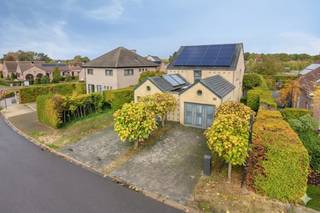 Instapklare, vrijstaande woning op een perceel van 747m², met aangelegde tuin met zwembad, tuinhuis en overdekt terras. De woning geniet van veel natuurlijk licht via de grote ramen, die uitkijken op de tuin.De woning omvat;- inkom- gastentoilet- bureauruimte- woonkamer op 2 niveau's - volledig ingerichte keuken- berging- 2 inpandige garages- 4 slaapkamers- ingerichte badkamer met ligbad, douche, toilet, lavabomeubel- de kelder van 160m² biedt ruimte voor de installatie van het zwembad, stockageruimte, ontspannings- of werkruimte.De woning beschikt over zonnepanelen, zonneboiler, airco en een conforme elektrische installatie.In de omheinde tuin ligt het zwembad en achteraan het perceel staat een tuinhuis met sauna en overdekt terras.