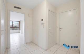 Dit appartement is gelegen op de 2e verdieping en biedt een prachtig zicht over het Fransmansplein en de kerk.<br /><br />Energiezuinig appartement met centrale verwarming op aardgas.<br /><br />Momenteel verhuurd aan een correcte huurder.<br /><br />Mogelijkheid tot aankoop van een garagebox.
