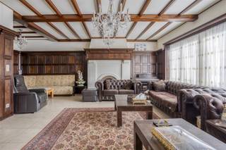 <p><span>Spacieuse maison de bel-étage avec 4 chambres et jardin profond à Merksem</span></p><p><span> </span></p><p><span>Bienvenue dans cette solide et spacieuse maison de bel-étage, située dans une rue principale de Merksem. La maison offre une quantité surprenante d'espace, une construction solide en béton et un jardin agréable de pas moins de 250 m².</span></p><p><span> </span></p><p><span>Disposition :</span></p><p><span>Rez-de-chaussée</span></p><p><span>L'entrée de la maison se fait par le hall d'entrée ou par le garage intérieur. Le garage offre de la place pour deux grandes voitures, avec un parking supplémentaire sur l'allée. A l'arrière, une porte donne accès au jardin profond et ensoleillé, idéal pour les professions libérales, les familles  ou les amateurs de jardinage.</span></p><p><span> </span></p><p><span>Premier étage</span></p><p><span>Un escalier fixe mène à l'espace de vie généreux avec salon et salle à manger. A côté se trouve la cuisine équipée, avec four encastré, plaque de cuisson au gaz, hotte aspirante, double évier et beaucoup d'espace de rangement. La salle de bains à cet étage est élégamment finie avec des carreaux muraux en pierre naturelle et comprend une douche avec sol en mosaïque, un lavabo avec armoire et des toilettes.</span></p><p><span> </span></p><p><span>Deuxième étage</span></p><p><span>Vous trouverez ici 3 chambres à coucher de taille normale, ainsi qu'une pièce supplémentaire ou un espace de bureau pouvant également être converti en chambre d'enfant, idéal pour les familles nombreuses ou le bureau à domicile. La deuxième salle de bains est également spacieuse, entièrement carrelée et équipée d'une baignoire  et de toilettes, d'un lavabo et d'un meuble de salle de bains pratique.</span></p><p><span> </span></p><p><span>Sous-sol</span></p><p><span>La propriété dispose d'une cave très spacieuse et sèche  avec cave à vin,  parfaite comme pièce de stockage, hobby room ou buanderie.</span></p><p><span> </span></p><p><span>Atouts supplémentaires :</span></p><p><span>Possibilité d'agrandissement au rez-de-chaussée....Electricité, fenêtres et convecteurs à gaz neufs</span></p><p><span> </span></p><p><span>Menuiseries extérieures en PVC avec double vitrage</span></p><p><span> </span></p><p><span>Structure en béton armé</span></p><p><span> </span></p><p><span>Situation centrale à proximité des commerces, écoles et transports en commun</span></p><p><span> </span></p><p><span> Intéressé(e) ? Contactez-nous dès aujourd'hui pour une visite des lieux et découvrez le potentiel de cette maison familiale !</span></p><p><span> </span></p>