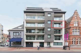 Luxueus afgewerkt 2 slaapkamerappartement met zonneterras gelegen op de derde verdieping van de Residentie Rodin - Kerkstraat 18, Middelkerke. Dit appartement ligt pal in het centrum van Middelkerke en in zeer korte nabijheid van alle winkels, openbaar vervoer en de Zeedijk. Tevens is er de mogelijkheid om een bovengrondse garagebox te huren voor 120 euro per maand!<br /><br />Indeling:<br />- inkomhall met ingemaakte vestiaire<br />- living met open geïnstalleerde keuken en toegang tot terras<br />- 2 ruime slaapkamers<br />- zonneterras<br />- open geïnstalleerde keuken met kookeiland <br />- berging met aansluiting wasmachine<br />- badkamer met ligbad en dubbele lavabo<br />- gastentoilet met lave-main<br /><br />Pluspunten:<br />- centraal gelegen nabij winkels, openbaar vervoer en de zee<br />- gemeenschappelijke fietsenberging op het gelijkvloers<br />- ruim zonneterras<br />- mogelijkheid om garagebox te huren vlak aan het gebouw (residentie Villa Nova)!<br /><br />Het appartement is beschikbaar vanaf 01/11/2026<br />Mogelijkheid huur garagebox: €120/maand<br />Algemene onkosten: provisie €60/maand<br /><br />Ben je geïnteresseerd in dit pand te huur in Middelkerke? Ga naar de website www.dewaele.com, klik op het pand dat je wenst te huren. Via de rode knop "vraag je bezoek aan" vragen we u kort een profiel in te vullen. Daarna nemen we contact op voor een bezoek. Telefonisch kunnen er geen afspraken gemaakt worden.