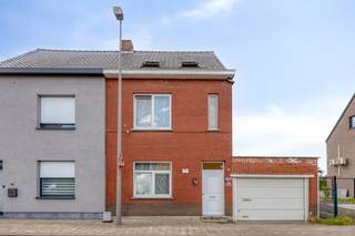 <p><strong>Te koop: halfopen bebouwing in Tisselt met tuin, inpandige garage en vlotte bereikbaarheid.</strong></p>
<p> </p>
<p>Deze woning in de Jozef de Blockstraat biedt een praktische indeling en veel potentieel om naar eigen smaak te moderniseren. De tuin van 146 m² met open zicht op de velden is een grote troef voor wie houdt van rust en buitenruimte. Dankzij de drie slaapkamers, de inpandige garage en de ligging nabij openbaar vervoer en invalswegen is dit een interessante opportuniteit.</p>
<p> </p>
<p><strong>Belangrijke ruimtes</strong></p>
<p> </p>
<p>• Inkomhal</p>
<p>• Ruime living met aangename lichtinval</p>
<p>• Keuken met dubbele spoelbak, keramische kookplaat, elektrische oven, dampkap en ingemaakte kasten</p>
<p>• Veranda met zicht op de tuin</p>
<p>• Terras aansluitend aan de tuin</p>
<p>• Tuin van 146 m² met open zicht over de velden</p>
<p>• 3 slaapkamers</p>
<p>• Badkamer met zitbad, toilet, wastafel in meubel en aansluitingen voor wasmachine en droogkast</p>
<p>• Inpandige garage</p>
<p>• Kelder voor extra bergruimte</p>
<p> </p>
<p><strong>Troeven</strong></p>
<p>• Prachtige tuin met zicht op de velden</p>
<p>• Halfopen bebouwing met inpandige garage</p>
<p>• Veel ruimte en vlotte bereikbaarheid</p>
<p> </p>
<p><strong>Neem vandaag nog contact op met je ERA-makelaar voor een bezoek.</strong></p>
<p> </p>
<p><strong>JOUW DROOMHUIS. ZO GEVONDEN!</strong></p>
