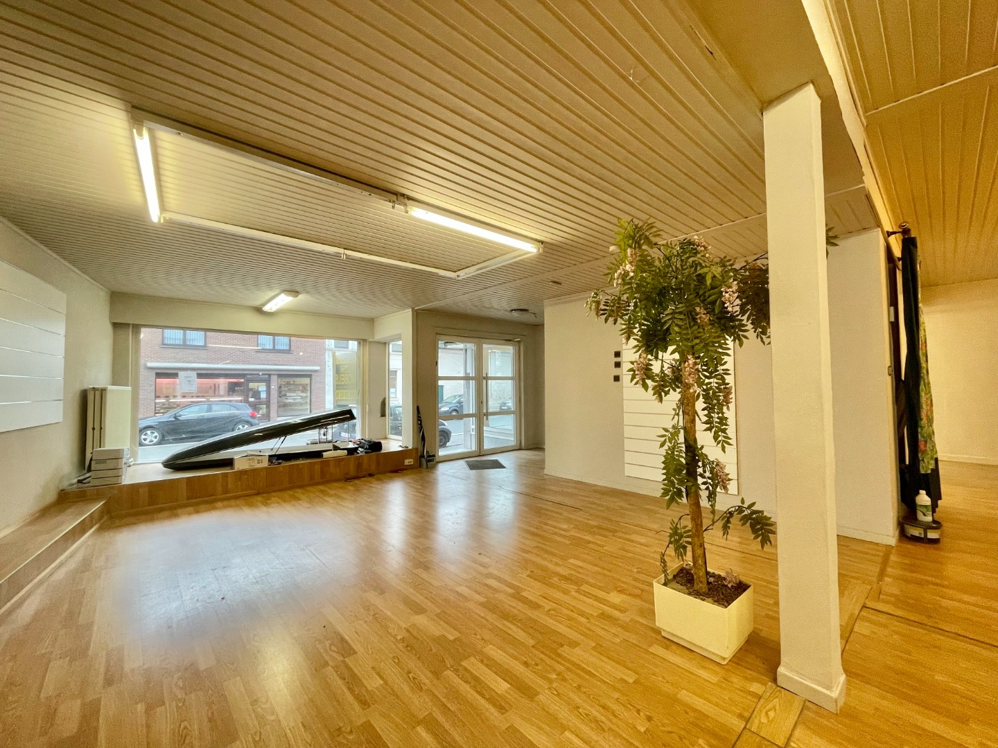 Te koop, Veelzijdig handelspand met ruim appartement op topligging te Eine! - foto 4