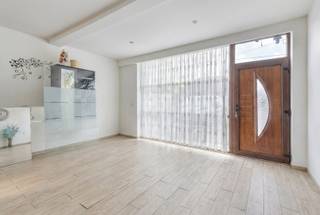 <strong>+++OPENDEURMOMENT 11 juli van 10u-12u+++</strong><br />Deze zeer ruime tussenwoning met 5 slaapkamers, inpandige garage, aparte woonunit van ca. 70 m² en een zuidgerichte tuin biedt dankzij de royale bewoonbare oppervlakte en de doordachte indeling tal van mogelijkheden voor grote gezinnen, kangoeroewonen of wie op zoek is naar extra ruimte om wonen en werken te combineren.<br /><br /><strong>Ligging:</strong> De woning is gelegen langs de Ardooisesteenweg, een vlot bereikbare verbindingsweg richting Ardooie. Dankzij de nabijheid van winkels, scholen, openbaar vervoer en het centrum van Roeselare geniet je hier van een praktische en centrale ligging. Bovendien is er een snelle aansluiting naar de E403, wat zorgt voor een uitstekende bereikbaarheid richting Brugge, Kortrijk en Gent.<br /><br /><strong>Indeling van de woning:</strong>
<ul>
	<li>Op <strong>het gelijkvloers</strong> kom je binnen via een ruime inkom die kan dienen als polyvalente ruimte. Deze biedt in de huidige indeling toegang tot het woongedeelte met hall, dressing, twee slaapkamers, een bureau, een badkamer, een woonkamer en een keuken die uitgeeft op een veranda. Verder bevindt zich op het gelijkvloers een ruime inpandige garage met extra bergruimte.</li>
	<li>Via de inkom bereik je tevens de aparte woonunit van ca. 70 m². Deze zelfstandige woonruimte is volledig los van het hoofdgedeelte en beschikt over eigen leefruimte en voorzieningen. Hierdoor is ze ideaal als kangoeroewoning, zorgwoning (onder voorbehoud van regelgeving), of voor inwonende familieleden die nood hebben aan privacy.</li>
	<li>De woning biedt daarnaast ook interessante mogelijkheden voor wie wonen en werken wil combineren. De ruimte aan de inkom kan mits de nodige vergunningen ingericht worden als kleine buurtwinkel, Lotto-punt, nachtwinkel, kantoor of praktijkruimte (medisch of paramedisch).</li>
	<li>Op <strong>het eerste verdiep</strong> geeft de nachthal toegang tot twee zeer ruime slaapkamers, een woonkamer, een keuken en een badkamer. Dit verdiep biedt extra woonruimte en flexibiliteit binnen de woning.</li>
	<li>De woning beschikt over een aangename, <strong>zuidgerichte tuin</strong> waar je de hele dag door kan genieten van de zon.</li>
</ul>
<strong>Troeven van de woning:</strong>

<ul>
	<li>Zeer ruime woning met tal van mogelijkheden.</li>
	<li>Aparte woonunit van ca. 70 m² (kangoeroewonen of aparte leefruimte).</li>
	<li>Mogelijkheid tot commerciële of professionele invulling (winkel, kantoor, praktijk).</li>
	<li>Ruime inpandige garage met extra bergruimte.</li>
	<li>4 private parkeerplaatsen.</li>
	<li>Dak en ramen reeds vernieuwd.</li>
</ul>
<br />Deze eigendom wordt aangeboden met een <strong>vanafprijs</strong>. Elk bod gelijk of hoger wordt voorgelegd aan de verkopers, die vrij zijn om een bod al dan niet te aanvaarden.<br /><br /><strong>Interesse? </strong>Neem contact op met ons kantoor voor meer informatie of plan een vrijblijvend bezoek via 051/201.400 | info@dicasa.be.