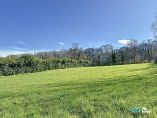 Présentation complète sur notre site : https://weinvest.be/fr-BE/property/for-sale/huy/land/61379Idéalement situé dans le quartier calme du Sarte à...