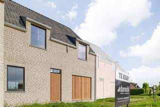 Deze energiezuinige halfopen nieuwbouwwoning in landelijke bouwstijl werd reeds wind-waterdicht opgebouwd en wordt binnenin verder kwalitatief afgewerkt door Dumobil Woonprojecten naar wens van de koper. Deze woning (lot 47) heeft een perceeloppervlakte van 259 m² en een noordwestelijk georiënteerde tuin waardoor je kan genieten van een avondzonnetje in de tuin.<br /><br />Via de inkomhal kom je terecht in een open leefruimte met salon, eethoek, bureau en open keuken. Er is een aparte wasplaats en gastentoilet. Op de eerste verdieping zijn er 4 slaapkamers, nog een toilet, berging en een badkamer met dubbele wastafel, douche én bad. Met een vaste trap kom je op de zolderruimte die dienst kan doen als extra kamer. Er is een inpandige garage, een aangelegde voortuin en tuin met terras. Geniet daarbij van de nieuwste technieken, waaronder de geothermische warmtepomp, zonnepanelen en vloerverwarming om te verwarmen in de winter en te verkoelen in de zomer. Deze woning krijgt dan ook energielabel A. <br /><br />Deze all-inprijs excl. kosten omvat een volledig afgewerkte, instapklare woning met álle voorzieningen en omgevingswerken inbegrepen. De totale kostprijs inclusief wettelijke kosten waaronder registratierechten, btw, notariskosten en aansluitingskosten kan je eenvoudig bekijken op onze <u><strong>website</strong></u>: <u><strong>dumobil.be/nl/woonprojecten/projecten/meulebeke-steenstraat-kapellestraat</strong></u> En/of contacteer onze bouwadviseur Sam Borrey voor meer info: 0483/21.01.33 | sam@dumobil.be<br /><br />Vraag vrijblijvend info aan bouwadviseur Sam: sam@dumobil.be | 0483 210 133