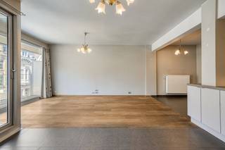 Ontdek dit instapklare appartement, ideaal gelegen in het hart van Roeselare, op wandelafstand van winkels, scholen, openbaar vervoer en horeca. Dankzij de grote ruimtes, doordachte indeling en overvloed aan natuurlijk licht is dit een woning waar comfort en stadsleven perfect samengaan.Indeling:Bij het binnenkomen betreed je een ruime inkomhal met vestiairemogelijkheid. De lichtrijke leefruimte biedt veel plaats voor zowel eet- als zithoek en geeft uit op het eerste terras. De praktische keuken is volledig ingericht en beschikt over veel kastruimte.Verder zijn er twee volwaardige slaapkamers, gelegen aan de rustige achterzijde van het gebouw. Beide kamers hebben toegang tot een tweede terras met uitweg. De badkamer is uitgerust met een ligbad, douche en dubbele wastafel, alsook een extra toilet. Een praktische berging biedt plaats voor wasmachine en extra opslag.Grootste troeven?- 116 m² woonoppervlakte- 2 ruime slaapkamers- 2 terrassen (voor- en achteraan)- Veel lichtinval- Toplocatie pal in het centrum- ,Instapklaar- Bijkomende bergruimte aanwezigBent u op zoek naar een ruim en verzorgd appartement met alles binnen handbereik? Neem dan vandaag nog contact met de dossierverantwoordelijke: Mathias via 0472 18 39 90 of mathias.lauwyck@dewaele.com!