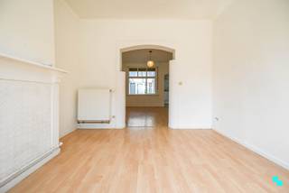 Ontdek deze gezellige stadswoning met een bewoonbare oppervlakte van 114 m² (volgens EPC-attest), gelegen op een perceel van 195 m². Dankzij de centrale ligging geniet je hier van een uitstekende bereikbaarheid. Het centrum van Roeselare bevindt zich op slechts enkele minuten wandelafstand, met vlotte verbindingen richting de Westlaan en het openbaar vervoer. Indeling: inkomhal met vestiaire, woonkamer met eetplaats (voorzien van aansluiting kachel). Aansluitend bevindt zich de keuken (voorzien van gasfornuis, dampkap en spoelbak) met annex veranda (plaats voor koelkast en diepvries). Verder bevindt zich op de gelijkvloerse verdieping de badkamer/wasplaats (voorzien van lavabo, douche en aansluiting wasmachine). Alsook is er op dit niveau een apart toilet aanwezig. Op de eerste verdieping bevinden zich 3 slaapkamers waarvan één met een apart toilet. De woning beschikt over een leuke stadstuin met een tuinberging. Vooraan de woning is bovendien een parkeerplaats voorzien - een echte troef in de stad! EPC-label F (renovatieverplichting) | Perceelscore C, gebouwscore A | Dubbele beglazing. Louis (BIV 517.545) organiseert voor deze woning bezoeken ter plaatse, mits het maken van een afspraak via 056 98 03 03 of www.bordes.be <br /> 