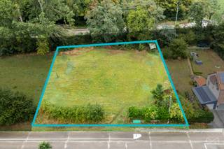 Dans le charmant et prisé village d’Hélécine, découvrez cette superbe parcelle de 1.504 m² offrant la possibilité d’accueillir jusqu’à...