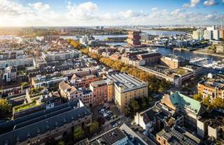 Bezoek de werf tijdens het opendeurmoment op zaterdag 24 oktober van 10u-12u. Maak uw afspraak hiervoor via karin@reds.be of op het nummer 0486/97 84 27<br /><br />In hartje Antwerpen – aan het Hessenplein – badend in het groen, neemt het exclusieve woonconcept Amani zijn unieke plek in. Hier geniet je volop van alle troeven die het bruisende stadsleven met zich meebrengt, maar ook op praktisch vlak biedt deze centrale ligging heel wat voordelen. Ondanks de stedelijke setting woon je hier in alle rust en met uitzicht op twee prachtige binnentuinen, waar het heerlijk vertoeven is. Hier leef je ‘la vie en rose’.<br /><br />Amani Residences is een exclusief woonconcept op mensenmaat. Als bewoner van Amani geniet je met volle teugen van de combinatie van een bruisende stad en de rust van privaat woonerf. Via de private toegangen stap je zo een mini-stad binnen, waar je ongestoord in uw app en op uw terras kan genieten van de gezonde buitenlucht en de zon. Iemand zin in een gezellig feestje of aperitiefje met vrienden? Dit kan perfect in het gemeenschappelijk dakpaviljoen.<br />In Amani draait alles om luxe en klasse. Er komen 2 studio's, 21 spatieuze app en 3 mondaine penthouses die individueel geoptimaliseerd werden met oog voor detail. Daarnaast komen er ruimten voor een vrij beroep. <br /><br />De gelijkvloerse app beschikken over een privatieve tuin, de verdiepingen bezitten royale terrassen als aangenaam verlengstuk van de binnenruimte. De app van Amani worden gekenmerkt door een onberispelijke luxegraad. De afwerking is tot in de puntjes verzorgd en voor het interieur krijg je een high-end basispakket ter beschikking dat je desgewenst kan personaliseren volgens je eigen voorkeuren. Een bijzondere troef is de unieke inhouse interieur- en kopersbegeleiding.<br /><br />Prijzen starten vanaf € 252 950,00. In de ondergrondse parkeergarage dient er een staanplaats mee aangekocht te worden.<br />Info en verkoop:<br />De verkoop geschiedt onder BTW op de constr en opstallen, registratierechten op grond, onder vw van wet Breyne. Contacteer Karin (0486/97 84 27, karin@reds.be) voor meer info.