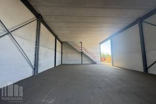 <strong>Nieuwbouw KMO-unit</strong> te koop met een oppervlakte van <strong>432 m² </strong>met <strong>216 m² kantoorruimte</strong> en <strong>7 privatieve parkeerplaatsen</strong>.<br />De loods maakt deel uit van het bedrijvenpark Buda, een modern KMO-park gelegen langs de Budasteenweg 26 in Machelen, op een strategische locatie vlakbij de Ring van Brussel (R0). Dit biedt uitstekende verbindingen naar zowel het centrum van Brussel als belangrijke autosnelwegen, ideaal voor bedrijven die mobiliteit en logistieke efficiëntie centraal stellen.<br /><br />Binnen het park kan een <strong>nieuwbouwproject van +/- 1.480 m²</strong> gerealiseerd worden, volledig op maat van de koper. Het gebouw biedt tal van mogelijkheden: het kan als één geheel worden ontwikkeld of opgesplitst worden in meerdere units, afhankelijk van de specifieke noden van de eindgebruiker. Hierdoor is het project geschikt voor zowel kleine als middelgrote bedrijven, actief in uiteenlopende sectoren. Daarnaast bestaat de mogelijkheid om een mezzanine toe te voegen, wat extra flexibiliteit biedt in het gebruik van de ruimte.<br /><br />De combinatie van flexibiliteit in bouwopties, een toplocatie vlakbij logistieke en economische hubs, en een aantrekkelijke, professionele omgeving maakt Bedrijvenpark Buda een uitstekende keuze voor groeiende ondernemingen.<br />Mogelijkheid tot aankopen van privatieve parkeerplaatsen. Ruime parkeermogelijkheid op het verharde terrein.<br /><br />Voor meer informatie, plannen of een vrijblijvend plaatsbezoek kan u terecht bij <strong>PANORAMA B2B</strong> op <strong>0477 30 40 05</strong>