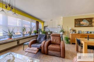 Ruim appartement met 2 slpk, garage en EPC C in hartje Niel! <br /><br />Bent u op zoek naar een ruim appartement dat u volledig naar eigen smaak kunt inrichten? Dit ruime en lichtrijke appartement op de tweede verdieping van een kleinschalig appartementsgebouw beschikt over een gunstig EPC label C en is ideaal gelegen in het centrum van Niel, op wandelafstand van winkels, scholen, lokale horeca, sportfaciliteiten, openbaar vervoer en u geniet van een vlotte verbinding naar Antwerpen, Brussel en Mechelen! <br /><br />Via de inkomhal wordt u verwelkomd in de ruime en lichtrijke leefruimte, waar de grote raampartijen zorgen voor een heel aangename sfeer en een overvloed aan natuurlijk daglicht. De leefruimte biedt voldoende plaats voor een gezellige zithoek en een eetkamer. Deze ruimte is bovendien uitgerust met airconditioning, wat het wooncomfort aanzienlijk verhoogt. Aansluitend bevindt zich de open keuken, die nog verder gerenoveerd kan worden en u de mogelijkheid biedt om deze volledig naar uw eigen wensen en stijl af te werken. <br /><br />Via de nachthal bereikt u twee ruime volwaardige slaapkamers, die beiden rechtstreeks toegang bieden tot het aangename en zonnige terras, waar u in alle rust kan genieten. <br /><br />Verder beschikt het appartement nog over een apart gastentoilet, een praktische berging en een badkamer die is uitgerust met een ligbad met douchefunctie, een lavabo en aansluiting voor een wasmachine. <br /><br />Een extra troef is de privatieve garagebox, gelegen ter hoogte van de Emiel Dewittstraat nr 44. Deze is zeer vlot te bereiken en kan mee te aangekocht worden voor € 25.000! <br /><br />Troeven: <br />+ Centrale ligging in hartje Niel<br />+ Ruime en lichtrijke leefruimte<br />+ 2 volwaardige slaapkamers<br />+ EPC label C (geen renovatieplicht) en asbestveilig! <br />+ Garagebox, mogelijkheid tot aankoop aan € 25.000! <br />+ Zonnig terras <br /><br />Hebt u interesse in dit deels te renoveren appartement in hartje Niel? <br />Contacteer ons via info@debaco.be of bel ons op 014/73.77.77 voor een bezoek ter plaatse!