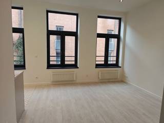 Dit zeer leuke en volledig vernieuwde appartement is gelegen op de 1ste verdieping van een gebouw dat helemaal gerenoveerd is.We betreden het appartement en komen in de living met open keuken. Het hoge plafond en de 3 ramen aan de voorzijde geven direct een zeer ruimtelijk gevoel.De keuken is voorzien van de nodige toestellen (ook vaatwasser) en heeft zéér ruime kasten. In de keuken zijn zelfs dimbare lichtstrips ingebouwd.De slaapkamer is achteraan gelegen en ook voorzien van dimbare verlichting.In de badkamer vinden we toilet, lavabo en inloopdouche. Er is in de badkamer ook plaats voorzien om een wasmachine aan te sluiten.De vaste kosten bedragen 55 Euro per maand inclusief provisie voor het waterverbruik.GELIEVE NIET TE BELLEN en enkel te reageren door naam, mailadres en telefoonnummer in te vullen, wij nemen daarna contact op met u.