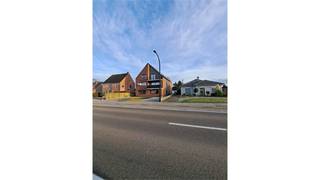 Een appartement op de eerste verdieping bestaande uit een woonkamer met open ingerichte keuken, 3 slaapkamers, badkamer, wasplaats, overdekt...