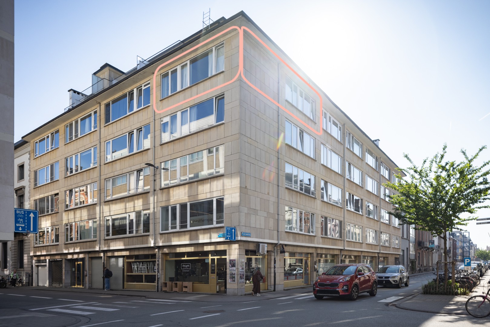 Erg lichtrijk hoekappartement op centrumlocatie - foto 1