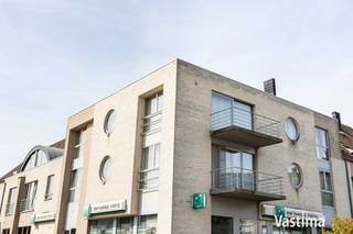 Ben je op zoek naar een uitzonderlijk ruim appartement waar comfort, energiezuinigheid en een centrale ligging hand in hand gaan? Dan is dit prachtige appartement in Haaltert zeker een bezoek waard.<br /><br />EPC label B – Geen renovatieplicht / Bouwjaar 2005 / Lift / CV Aardgas / HR Dubbel glas – Alu / Garage inbegrepen in prijs!<br /><br />Met een bewoonbare oppervlakte van ongeveer 166 m² geniet je hier van alle ruimte die je nodig hebt. De royale leefruimte van 62 m² baadt in het licht en biedt tal van mogelijkheden om gezellig te wonen en gasten te ontvangen. De keuken sluit perfect aan op de leefruimte en vormt samen het kloppend hart van het appartement. De praktische berging is aansluitend gelegen.<br /><br />Verder beschikt het appartement over drie volwaardige slaapkamers, een verzorgde badkamer, een apart toilet en voldoende bergruimte, waardoor het perfect geschikt is voor gezinnen, thuiswerkers of wie gewoon graag ruim woont.<br /><br />Ook praktisch scoort deze eigendom bijzonder goed. De garage is inbegrepen in de vraagprijs, zodat je steeds comfortabel kan parkeren en extra bergruimte ter beschikking hebt.<br /><br />Dankzij het gunstige EPC-label B geniet je bovendien van een energiezuinige woning met lagere energiekosten en een aangenaam wooncomfort.<br /><br />De centrale ligging is een absolute meerwaarde. Winkels, horeca, scholen en openbaar vervoer bevinden zich op wandelafstand, terwijl je ook een vlotte verbinding hebt naar de belangrijkste invalswegen.<br /><br />Kortom, een verrassend ruim en instapklaar appartement op een toplocatie in Haaltert, waar ruimte, comfort en bereikbaarheid perfect samenkomen.<br /><br />Interesse? Contacteer Vastima vandaag nog en plan jouw bezoek.