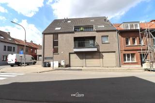 Bent u op zoek naar een ruim duplex appartement met 3 slaapkamers, 2 badkamers, een zonnig terras én een inpandige garage? Lees en kijk dan snel...