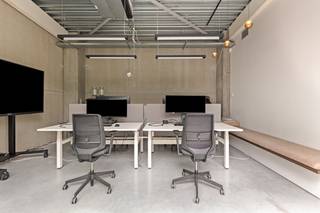 Op zoek naar een moderne werkomgeving? Ontdek deze hoogwaardig afgewerkte kantoorruimte te Marke. Deze kantoorruimte combineert een goede bereikbaarheid met een groene, rustgevende werkomgeving. <br /><br />Het pand is strategisch gelegen in de Decauvillestraat te Marke. Dankzij de vlakke nabijheid van de R8, E17, E403 en A19 is de locatie vlot bereikbaar voor zowel medewerkers als klanten. <br /><br />Het kantoor is ingericht voor 4 personen, met uitbreidingsmogelijkheden naar 8 tot zelfs 12 werkplekken. <br /><br />Troeven: <br />- Moderne infrastructuur: volledig instapklaar met hedendaagse technieken en veel natuurlijk licht<br />- Groene omgeving: rechtstreekse toegang tot een rustgevende en onderhouden patiotuin <br />- Toplocatie: strategisch gelegen nabij alle belangrijke snelwegen rond Marke<br /><br />Bent u op zoek naar bedrijfsvastgoed bestaande uit een kantoorruimte in Marke? Aarzel dan niet om ons te contacteren op het nummer 056 21 11 11.<br /><br />Dit betreft een terbeschikkingstelling van kantoren met diensten.