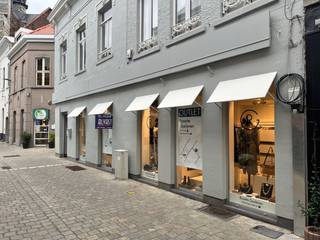 HANDELSGELIJKVLOERS met veel etalage, gelegen in hoekpand, te huur in het centrum van Diest, Schotelstraat 4.De handelsgelijkvloers is gelegen in een...