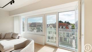 Op een van de meest gegeerde locaties van Knokke-Heist, aan de Kustlaan vlak bij het Albertplein, bevindt zich dit volledig gerenoveerde en instapklare appartement. Een stijlvolle combinatie van luxe, comfort en ruimte, met een prachtig open zicht over de villa’s van het Zoute en de omgeving van het Albertplein. Indeling: inkomhal met vestiaire en gastentoilet. Ruime en lichtrijke woon- en eetkamer met brede raampartijen en een mooi panoramisch uitzicht. Moderne open keuken, volledig uitgerust met kwalitatieve toestellen. Berging. Master bedroom met dressing en aansluitende badkamer (dubbele lavabo, bad, douche en toilet). Twee bijkomende ruime slaapkamers, eveneens voorzien van ingemaakte kasten, en een gemeenschappelijke douchekamer. De kleinschalige residentie, de nabijheid van het strand en de exclusieve boetieks van het Zoute maken dit appartement tot een bijzonder aantrekkelijk aanbod. Contacteer ons voor meer informatie of een bezoek.