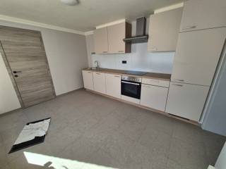 Dit volledig gerenoveerde en instapklare rijhuis biedt comfortabel wonen met moderne voorzieningen en voldoende ruimte.De woning bevat een uitgeruste...