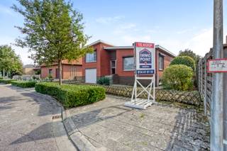 Op te frissen gezinswoning met 3 slaapkamers, rustig gelegen in doodlopende straat in de Bloemenwijk in Lichtaart<br /><br />INDELING<br /><br />We betreden deze bel-étage woning via de inkomhal (14m²) die toegang geeft tot de zeer lichtrijke en ruime keuken (20m²) en de gezellige leefruimte met inbouwkachel (33m²).<br />Via een trapje komen we in de gang die leidt naar de 3 slaapkamers (14m², 14m² en 8m²).<br />Lager gelegen is er een garage met automatische poort (17m²), badkamer met bad en lavabo (7m²), apart toilet en wasplaats (11m²) met toegang naar de tuin.<br />Verder vinden we in de kelder een bergkelder (20m²), een polyvalente ruimte (33m²) en nog een 3e ruimte (13m²). <br /><br />TUIN<br />De tuin is zeer onderhoudsvriendelijk aan<span>gelegd en volledig omheind</span><br /><br />BIJZONDERHEDEN<br />- Rolluiken<br />- EPC label E<br />- verwarming op gas<br />- tuin op zuiden<br />- zeer grote kelder<br /><br />POSITIEVE ASPECTEN<br />- zeer goed onderhouden<br />- ruime en lichtrijke woning<br />- goede locatie nabij zowel de dorpskern met lokale handelaars, scholen,... op wandelafstand<br /><br />Dit pand is onderworpen aan de renovatieverplichting van de Vlaamse overheid voor residentiële gebouwen (behoudens bij sloop binnen 5 jaar na de aankoop).<br /><em>Stedenbouwkundige info in aanvraag.</em>