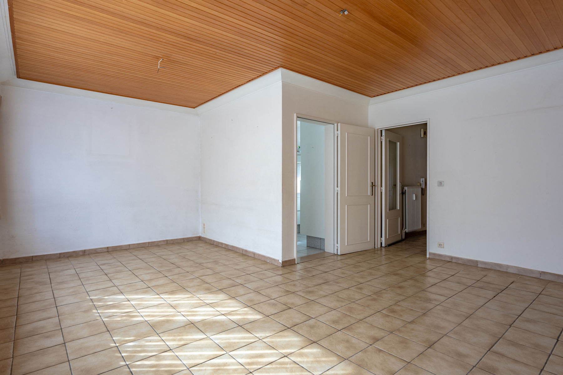 Te renoveren gelijkvloers appartement met 2 slaapkamers en garagebox! - foto 5