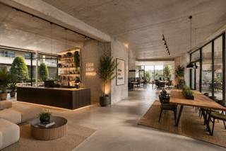 Ontdek dit nieuwbouwproject in de Kortrijkstraat 89 te Tielt, waar comfort en ruimte centraal staan. Er zijn nog slechts 5 ruime appartementen beschikbaar, elk met meerdere slaapkamers, een lichtrijke leefruimte en een mooi zonnig terras. De appartementen worden duurzaam verwarmd via geothermie en beschikken over een ondergrondse parking, praktische berging en een royale badkamer met bad, douche en dubbele wastafel.Daarnaast zijn er nog 2 uitzonderlijk ruime handelsruimtes beschikbaar, volledig casco opgeleverd. Ideaal om volledig naar eigen smaak en concept in te richten.Interesse? Wacht niet te lang, want de laatste units zijn snel weg. Sommige appartementen kunnen aan het verlaagd tarief van 6% BTW aangekocht worden, mits u voldoet aan de voorwaarden.Sommige beelden bevatten een AI inrichting, deze geven u een beeld van wat de inrichtingsmogelijkheden zijn.Prijzen zijn exclusief kosten als registratierechten, BTW en andere kosten.Meer informatie? Contacteer Emiel via emiel@immobeguin.be
