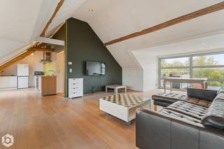 <br />Op een centrale locatie in hartje Booischot ligt dit uniek kwalitatief afgewerkte penthouse met 2 slaapkamers en dakterras. U bevindt zich hier op wandelafstand van winkels, scholen en het openbaar vervoer.<br /><br />Benieuwd naar deze unieke woning? Klik hier voor een wondermooie 3D beleving.<br /><br />We betreden het appartement op de 2de verdieping via de inkomhal, die direct toegang geeft tot de riante en bijzonder lichtrijke leefruimte. Deze biedt ruimschoots plaats voor een gezellige leefruimte en een ruime eethoek. De open keuken is prachtig geïntegreerd in het geheel. Vanuit de leefruimte heeft u via een grote raampartij toegang tot het dakterras aan de achterzijde. Hier kan u genieten van het mooie weer en unieke vergezichten. Aansluitend bevinden zich de 2 ruime slaapkamers , beide met ingemaakte kasten. Verder beschikt het appartement over een badkamer met inloopdouche, toilet, ruim bad, plaats voor wasmachine en een wastafel.<br /><br />Het appartement kent een uitstekende energieprestatie met EPC-label B (187 kWh/m²). Fietsen kunnen veilig gestald worden in de gemeenschappelijke fietsenstalling.<br /><br /><br />Dit is een unieke opportuniteit als u op zoek bent naar een uniek kwalitatief afgewerkte penthouse in hartje Booischot. Contacteer ons voor meer informatie op 0473 38 29 40 of neem een kijkje op www.boonstravastgoed.be.<br /><br />Bijzonderheden:<br />- 2 slaapkamers<br />- Energiezuinig (EPC B)<br />- Centrale locatie in hartje Booischot<br />