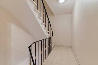 Instapklaar appartement te koop in het hart van Beerse, met een prachtig zicht op het levendige kerkplein.<br /><br />Dit lichtrijke appartement op het tweede verdiep verwelkomt je met een aangename woonkamer waar natuurlijk daglicht centraal staat en zorgt voor een warme, huiselijke sfeer. Aansluitend bevindt zich een ruime, gesloten keuken, uitgerust met praktisch kastwerk en de nodige toestellen – ideaal voor kookliefhebbers.<br /><br />De badkamer is voorzien van een comfortabel ligbad. Verder zijn er drie volwaardige slaapkamers, perfect voor een gezin, een thuiskantoor of extra hobbyruimte.<br /><br />Een bijkomende troef is het overdekte terras met handige berging, waar je het hele jaar door kan genieten van een rustige buitenruimte.<br /><br />Het appartement is momenteel niet verhuurd en dus onmiddellijk beschikbaar, wat het zowel interessant maakt voor eigen bewoning als investering. Daarnaast beschikt het over een garage en een gunstige EPC-score, wat bijdraagt aan energiezuinig en zorgeloos wonen.<br /><br />Kortom, een ideale opportuniteit voor wie centraal wil wonen met alle voorzieningen binnen handbereik, gecombineerd met ruimte, comfort en praktische troeven.