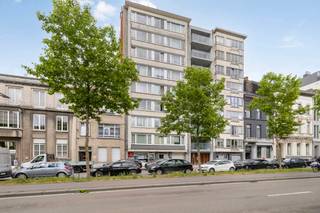<strong>Centraal gelegen kantoor-/ winkelruimte.</strong><br /><br /><strong>Indeling:</strong><br /><strong>Ruime open kantoor-/ winkelruimte</strong> van ca. 296m² met twee buitenruimtes en vooraan brede raampartijen. <br />Momenteel in gebruik als een opleidingscentrum voorzien van een onthaal, vijf+ klaslokalen, een keuken, aparte toiletten (m/v), twee directiebureau's en twee archief-/technische ruimtes. <br />Centraal ter hoogte van de keuken, de eerste koer. Helemaal achteraan het gebouw, de tweede koer, beide oostgericht.<br /><br /><strong>Bijzonderheden:</strong><br />EPC label <strong>D</strong>. <br />Inbegrepen in de maandelijkse kosten: Beheer; blokpolis; verbruik/onderhoud van de algemene delen + privé verbruik warm/koud water en verwarming.<br /><br /><strong>Ligging:</strong><br /><strong>Strategisch</strong> gelegen vlak aan openbaar vervoer en op wandelafstand van het Centraal station. In de directe nabijheid van Hogescholen en Universiteit Antwerpen.