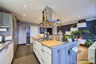 In hartje Leopoldsburg vind je deze gerenoveerde dakduplex. Dit appartement strekt zich uit over de 3e en 4e verdieping.Er is een lift aanwezig. Op...