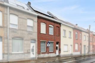 <p><span>Instapklare gezinswoning met 4 slaapkamers en zonnige tuin in het centrum van Harelbeke</span></p><p><span>Bent u op zoek naar een ruime en instapklare gezinswoning op een centrale ligging? Dan is deze woning in het centrum van Harelbeke zeker een bezoek waard.</span></p><p><span>Op het gelijkvloers vindt u een inkomhal, een gezellige zit- en eetruimte, een functionele keuken, een badkamer, een wasplaats en een praktische berging. Achteraan geniet u van een aangenaam aangelegde tuin waar het heerlijk vertoeven is.</span></p><p><span>De eerste verdieping biedt plaats aan maar liefst </span><span>vier volwaardige slaapkamers</span><span>, ideaal voor grote gezinnen of voor wie extra ruimte zoekt voor een bureau of hobbykamer. Bovendien beschikt de woning over een handige bergzolder.</span></p><p><span>Extra troeven: <br />Instapklaar<br />Recente badkamer en PVC ramen<br />4 ruime slaapkamers<br />Conforme elektrische installatie<br />Zonnepanelen aanwezig<br />Aangelegde tuin<br />Centrale ligging nabij winkels, scholen en openbaar vervoer</span></p><p><span>Deze woning combineert ruimte, comfort en energiezuinigheid, en vormt de ideale thuisbasis voor een groot gezin.</span></p><p><span>Bezoekmomenten op 6 en 7 november.</span></p><p><span>stijn@vastgoedkantoorvanassche.be<br />0476 76 38 76</span></p><p><span>Vraag vandaag nog uw bezoek aan en ontdek zelf alle troeven van deze woning!</span></p>