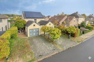 Instapklare, vrijstaande woning op een perceel van 747m², met aangelegde tuin met zwembad, tuinhuis en overdekt terras. De woning geniet van veel natuurlijk licht via de grote ramen, die uitkijken op de tuin.De woning omvat;- inkom- gastentoilet- bureauruimte- woonkamer op 2 niveau's - volledig ingerichte keuken- berging- 2 inpandige garages- 4 slaapkamers- ingerichte badkamer met ligbad, douche, toilet, lavabomeubel- de kelder van 160m² biedt ruimte voor de installatie van het zwembad, stockageruimte, ontspannings- of werkruimte.De woning beschikt over zonnepanelen, zonneboiler, airco en een conforme elektrische installatie.In de omheinde tuin ligt het zwembad en achteraan het perceel staat een tuinhuis met sauna en overdekt terras.