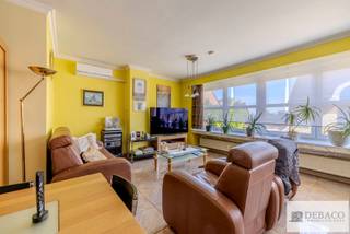 Ruim appartement met 2 slpk, garage en EPC C in hartje Niel! <br /><br />Bent u op zoek naar een ruim appartement dat u volledig naar eigen smaak kunt inrichten? Dit ruime en lichtrijke appartement op de tweede verdieping van een kleinschalig appartementsgebouw beschikt over een gunstig EPC label C en is ideaal gelegen in het centrum van Niel, op wandelafstand van winkels, scholen, lokale horeca, sportfaciliteiten, openbaar vervoer en u geniet van een vlotte verbinding naar Antwerpen, Brussel en Mechelen! <br /><br />Via de inkomhal wordt u verwelkomd in de ruime en lichtrijke leefruimte, waar de grote raampartijen zorgen voor een heel aangename sfeer en een overvloed aan natuurlijk daglicht. De leefruimte biedt voldoende plaats voor een gezellige zithoek en een eetkamer. Deze ruimte is bovendien uitgerust met airconditioning, wat het wooncomfort aanzienlijk verhoogt. Aansluitend bevindt zich de open keuken, die nog verder gerenoveerd kan worden en u de mogelijkheid biedt om deze volledig naar uw eigen wensen en stijl af te werken. <br /><br />Via de nachthal bereikt u twee ruime volwaardige slaapkamers, die beiden rechtstreeks toegang bieden tot het aangename en zonnige terras, waar u in alle rust kan genieten. <br /><br />Verder beschikt het appartement nog over een apart gastentoilet, een praktische berging en een badkamer die is uitgerust met een ligbad met douchefunctie, een lavabo en aansluiting voor een wasmachine. <br /><br />Een extra troef is de privatieve garagebox, gelegen ter hoogte van de Emiel Dewittstraat nr 44. Deze is zeer vlot te bereiken en kan mee te aangekocht worden voor € 25.000! <br /><br />Troeven: <br />+ Centrale ligging in hartje Niel<br />+ Ruime en lichtrijke leefruimte<br />+ 2 volwaardige slaapkamers<br />+ EPC label C (geen renovatieplicht) en asbestveilig! <br />+ Garagebox, mogelijkheid tot aankoop aan € 25.000! <br />+ Zonnig terras <br /><br />Hebt u interesse in dit deels te renoveren appartement in hartje Niel? <br />Contacteer ons via info@debaco.be of bel ons op 014/73.77.77 voor een bezoek ter plaatse!