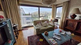 Dit ruim hoek appartement (ca 125m²) is gelegen op de vierde verdieping van een gebouw uit 2002 met lift.  Makkelijk bereikbaar met openbaar vervoer...