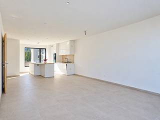 <p>Op zoek naar een woonst met ruimte en privacy? Dit unieke triplexappartement onderscheidt zich door zijn slimme indeling en bijzonder veel praktische troeven.<br /><br />Gelegen aan de linkerzijde van het gebouw, beschikt dit triplex appartement over een volledig private inkom van maar liefst 8m². Vanuit deze inkomhal heeft u rechtstreeks toegang tot zowel de privékelder van 18m² als de verschillende woonverdiepingen. Geen gedeelde inkomhal of meerdere deuren: u stapt rechtstreeks vanuit uw eigen inkom binnen in uw eigen stekje.<br /><br />Op de eerste verdieping bevindt zich de ruime en lichtrijke leefruimte. De aangename leefruimte loopt door naar het ruime terras van 16m², dat achteraan gelegen is en uitkijkt over de tuin. Een heerlijke plek om te genieten van een rustige ochtend of een gezellige avond.<br /><br />De tweede verdieping, goed voor 42 m², biedt ruimte aan drie slaapkamers, één badkamer en een apart toilet.<br /><br />Praktisch is er eveneens goed nagedacht over het dagelijks comfort. In de gemeenschappelijke fietsenstalling is voldoende plaats voor meerdere fietsen en bovendien beschikt u over een stopcontact om uw elektrische fiets op te laden.<br /><br />De voorziene parkeerplaatsen zijn reeds uitgerust met de nodige bekabeling met het oog op het plaatsen van een laadpunt voor een elektrische wagen. De parkeerplaats kan aangekocht worden voor € 21.000 exclusief 21% BTW.</p>
<p><strong>Troeven<br /></strong>- Zonnepanelen voorzien<br />- Toiletten aangesloten op regenwater<br />- Voorlopig E-peil E20, volgens de EPB-vooraangifte.<br />- Vloerverwarming <br />- Centrale ligging</p>
<p>Een bijzonder ruime en doordachte woonst met een hoge mate van privacy, een eigen inkom, drie slaapkamers, een royaal terras en maar liefst 115 m² private ruimte. Een uniek aanbod voor wie nét dat tikkeltje meer zoekt.</p>
<p><strong>Verkoop onder BTW stelsel (6% of 21%). </strong></p>
<p><strong><u>Totale verkoopprijs incl. BTW (appartement)</u></strong></p>
<p>543.290 euro incl. 21% BTW</p>
<p>475.940 euro incl. 6% BTW (indien de koper hiervoor in aanmerking komt)</p>
<p><strong><u>Totale verkoopprijs incl. BTW parkeerplaats: </u></strong></p>
<p>25.410 euro incl. 21% BTW</p>
Graag meer informatie? Contacteer ons via 015 68 26 08 of info@imperiavastgoed.be