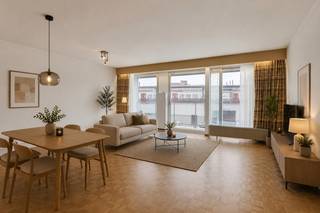 <p>Rechtover het station van Denderleeuw bevindt zich dit <strong>ruim en lichtrijk appartement op de eerste verdieping. </strong>Dankzij deze uitstekende ligging bevinden winkels, scholen en openbaar vervoer zich letterlijk op wandelafstand, wat zorgt voor een bijzonder vlotte bereikbaarheid. Het appartement, met een bewoonbare oppervlakte van circa <strong>90 m²</strong> en een gunstig <strong>EPC-label B</strong>, biedt een aangename en praktische indeling. Via de inkomhal betreedt men <strong>de ruime en lichtrijke leefruimte </strong>met open keuken, die naadloos aansluit op het wooncomfort. Verder beschikt het appartement over een ruime berg- en wasplaats, een badkamer, een apart toilet en<strong> twee volwaardige slaapkamers</strong>. Een extra troef zijn <strong>de twee terrassen</strong>, waarvan één uitgerust is met twee handige bergruimtes, ideaal voor extra opslag.<strong> Tot slot beschikt men over een privatieve kelderruimte. De garage is optioneel aan te kopen zijn aan €30.000.</strong> Lift aanwezig - Dak werd 10 jaar geleden gerenoveerd - Cv op aardgas - Buitenschrijnwerk in aluminium en pvc dubbel glas - Gemeenschappelijke brander - Vernieuwde sectionale poort (Maatregelenregister in aanvraag)</p>