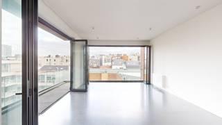 Deze exclusieve loft is gelegen op geliefde locatie in Antwerpen bij de Botanische tuin, om de hoek van het Theaterplein.<br /><br />Via de inkomhal met vestiaire en gastentoilet komt u in de lichte leefruimte met glaspartijen tot het plafond, open keuken en aangrenzend terras. De van muur tot muur te openen vouwschuifdeuren vormen de woonruimte om tot een aangename wintertuin om te genieten van de stilte en het zonlicht in hartje Antwerpen. Bovendien werd dit project zo geconcipieerd dat de woonruimte uitgeeft op een groene binnentuin. <br /><br />Nachthal met bergruimte en separaat toilet. Verder 2 royale slaapkamers met telkens een ensuite badkamer, een met ligbad en tweede toilet en de ander met een douche. Dressing. Separaat toilet. <br /><br />Zuinige verwarming (gas) en HR-beglazing. <br /><br />Mogelijkheid tot het huren van een autostaanplaats nummer 3 aan 120,- euro per maand.<br /><br />Beschikbaar vanaf 16/09/2026
