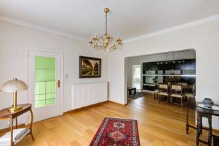 VERZORGDE GEZINSWONING MET 3 SLAAPKAMERS EN RUIME TUIN TE STOKROOIE (HASSELT)<br /><br />*** Bekijkt U deze woning via een aanverwante website? Surf dan naar https://matisimmo.be/nl/aanbod/4340605/bungalow-te-koop-in-3500-hasselt en klik op volgende link voor het INTERACTIEF GRONDPLAN: https://grondplan.matisimmo.be/grondplan/?map=HasseltStokrooieweg66 ***<br /><br />Deze gelijkvloerse woning in open bebouwing is gelegen aan de Stokrooieweg 66 te Stokrooie, een deelgemeente van Hasselt. Het gezellige centrum van Hasselt bevindt zich op 15 minuten rijden, maar alle basisvoorzieningen zijn in de nabijheid te vinden. Zo zijn er verschillende supermarkten, een lokale bakker, eetgelegenheden etc binnen 2 kilometer gelegen. Ook de op- en afrit van de autostrade E313 is van hieruit vlot bereikbaar.<br /><br />Hoewel de woning enkel gelijkvloers ingericht is, beschikt men wel over 166m<sup>2</sup> woonoppervlakte wat resulteert in aangenaam, ruime kamers.<br />Dankzij het levensloopbestendige karakter biedt de woning de mogelijkheid om er makkelijk op oudere leeftijd te wonen.<br /><br />We betreden de woning via de inkomhal die toegang geeft tot de ruime woonkamer met zit- en eetgedeelte. In het verlengde bevindt zich de keuken, de keuken is voorzien van een inbouwkoelkast, keramische kookplaat met afzuigkap en een oven. In de keuken is er veel lichtinval en een mooi zicht over het terras en de tuin, deze zijn van hieruit ook toegankelijk. De keuken geeft tevens toegang tot de inpandige garage, het toilet en de voorraadkelder.<br /><br />Verder zijn er 3 ruime slaapkamers en een badkamer met enkele lavabo en een douche.<br />De badkamer is enkel toegankelijk via slaapkamer 2 en slaapkamer 3. <br />Slaapkamer 1 en slaapkamer 3 zijn enkel toegankelijk via slaapkamer 2. Om deze reden kan er in slaapkamer 2 een hal ingericht worden zodat de andere slaapkamers direct bereikbaar zijn via deze hal.<br />Meer informatie over de indeling van de woning kan u terugvinden via het grondplan.<br /><br />In het verlengde van de inrit, achteraan de woning, kan men met de auto de garage bereiken.<br />Tot slot behoort er tot de woning een fijne, ruime tuin waar men in alle privacy kan vertoeven.<br /><br />De woning is momenteel verhuurd en is beschikbaar voor eigen bewoning na de opzegtermijn bij het opzeggen van de huurovereenkomst.<br /><br />De vermelde woonoppervlakte is steeds de bruikbare vloeroppervlakte overgenomen uit het EPC-verslag.<br /><br />Wilt u graag een bezoek inplannen voor deze woning? Neem vrijblijvend contact op via 011/34 00 00 of info@matisimmo.be<br /> 