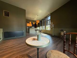 Wie houdt van charme en authenticiteit is hier aan het juiste adres. <br />Dit volledig nieuw ingerichte en tot in de puntjes gerenoveerde appartement is er één om 'u' tegen te zeggen. Het appartement in het volle centrum van de stad op een boogscheut van winkels, openbaar vervoer, het stadspark... biedt écht alle comfort voor aangenaam en karaktervol wonen. Het appartement is een enige woonst in het renovatieproject boven het 'Kreatos' kapsalon. (hoek Ieperstraat-Sint-Michielstraat)<br /><br />Op het gelijkvloers bevinden zich een garage, een doorgang naar de traphal en de kelder.<br /><br />Via de trap bereik je de verdieping met een inkomhal, een gastentoilet en een charmante, lichtrijke leefruimte met een volledig ingerichte open keuken. De keuken is uitgerust met kasten, een spoelbak, dampkap, keramische kookplaat en oven. Aansluiting voor een vaatwasser is voorzien.<br /><br />Aansluitend bevindt zich een sas met praktische wasplaats en ingemaakte kasten. Verder heeft dit appartement een ruime slaapkamer met ingemaakte kastwand en een comfortabele badkamer met inloopdouche, hangtoilet en lavabomeubel.<br /><br />Vanuit het sas is er toegang tot het aangename terras met heerlijk open zicht.<br /><br />Extra's zijn hier zeker ook:<br /><br />- geen syndicuskosten<br />- verlichting aanwezig<br />- gordijnrails aanwezig<br />- volledig nieuwe inrichting<br /><br />Benieuwd en wil je huurder worden van deze uniek plek? Plan een bezoek in via ark@arkvastgoed.be