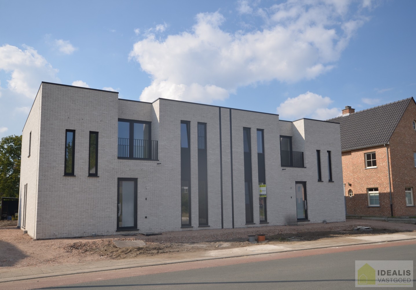 IDEALIS VASTGOED - Uiterst ruime nieuwbouwwoning met een fijne leefruimte, 4 slaapkamers, praktische wasruimte en inbouwkasten! De woning is volledig geschilderd en dus instapklaar!! Centrale ligging t.o.v. het centrum van Overpelt, alsook vlakbij expres - foto 3