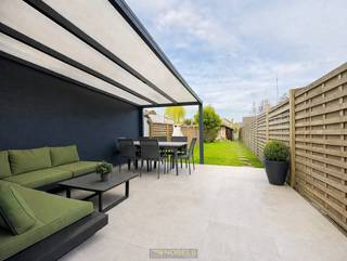 INSTAPKLARE GEZINSWONING met 3 SLAAPKAMERS, TUIN en GARAGE MET UITWEG ACHTERAAN, gelegen op een CENTRALE LOCATIE te Sint-Eloois-Vijve. Deze woning combineert een PRAKTISCHE INDELING met een GUNSTIG EPC (EPC-label C) en vormt de IDEALE THUISBASIS voor wie COMFORTABEL wil wonen NABIJ ALLE VOORZIENINGEN. Extra troeven zijn onder andere de UITWEG ACHTERAAN via de Gustaaf Mahieulaan, de AANWEZIGHEID VAN AIRCO met WARMTEPOMP (woonkamer) en een CONFORME ELEKTRISCHE INSTALLATIE.<br />Bij binnenkomst wordt u verwelkomd in de lichtrijke woonkamer met zithoek en eetplaats. Aansluitend bevindt zich de halfopen ingerichte keuken, uitgerust met alle nodige toestellen. Via de gang met lichtkoepels bereikt u de ingerichte badkamer, een apart toilet en een praktische wasplaats. Op de 1ste verdieping beschikt de woning over 2 ruime slaapkamers en een ingerichte zolderkamer op de 2de verdieping, die perfect kan dienen als 3de slaapkamer.<br />Buitenshuis geniet u van een tuin met overdekt terras, die rechtstreeks aansluit op de ruime garage.<br /><br />EPC: 226 kWh/m², G-score en P-score D, Geen renovatieverplichting van toepassing