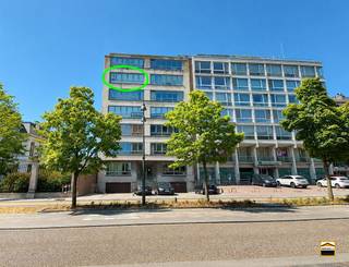 <p><span>Prachtig 2 slaapkamer appartement op TOPLOCATIE te Hasselt</span><span><br /><br /></span><span>De algemene onkosten is inclusief het volledig waterverbruik alsook het voorschot voor de verwarming. <br /><br />Het appartement is gelegen op de 5de verdieping met mooi verzicht.<br />Het gebouw is voorzien van een lift tot in de kelder. <br /></span><span>Minder mobiele mensen kunnen vlot zonder trappen via de ondergrondse garage/kelder<br />met de lift tot aan het appartement. </span><span><br /><br />Via de inkomhal komt men terecht in de ruime leefruimte met veel lichtinval.<br />Verder werd deze ruimte voorzien van moderne en ruime inbouwkasten.<br /><br />De keuken werd voorzien van alle nodig comfort.<br />(metname koelkast, kookplaat met dampkap, afwasmachine, oven, microgolf-oven)<br />Via de keuken heeft men toegang tot het kleine balkon. <br /><br />De 2 ruime slaapkamers zijn ook voorzien van inbouw(kleer-)kasten en <br />er zijn rolluiken aanwezig.<br /><br />In de vernieuwde badkamer is er zowel een toilet aanwezig alsook een ligbad en lavabo.</span></p><p><span>In de inkomhal treft men nog een gasten toilet aan.<br /><br />Berging aanwezig in het appartement. In de kelder is er nog een kleine private-bergruimte.<br />Verder is er een groot deel gemeenschappelijk van de kelder waar men <br />bijvoorbeeld fietsen kan plaatsen. <br /></span><span><br />Ligging:</span><span><br />* Gelegen op 500 meter van het STATION te HASSELT.<br />* Openbaar vervoer op wandelafstand (LEOPOLDPLEIN)<br />* Winkelstraat op 300 meter <br />* ziekenhuis, horeca, scholen, administratie, banken etc.. op wandelafstand<br />* E313 slechts op 3 km afstand<br /><br /></span><span>Algemene info:</span></p><p><span>- huurprijs:845 euro/maand <br />- vrij vanaf:15 december 2026<br />- </span><span>Huisdieren: enkel toegelaten mits voorafgaande schriftelijke toestemming van de verhuurder</span><span> </span><span><br />- EPC-waarde:189 kWh/m² <br />- algemene onkosten: 190 euro/maand <br /> - onderhoud gemeenschappelijke delen/lift<br /> - elektriciteit gemeenschappelijke delen<br /> - forfaitair bedrag voor privé-waterverbruik (zonder afrekening)<br /> - voorschot voor verwarming (gas) met afrekening via calorie-meters <br /><br /></span></p><p><span>PARKEERGELEGENHEID:<br /></span><span>Voor het appartement zijn er een 4-tal autostaanplaatsen die enkel gebruikt mogen <br />worden door de bewoners. Verder krijgt een bewoner van het centrum een gratis <br />bewonersparkeerkaart (2 per woning). </span><span>Als bewoner binnen de kleine ring van Hasselt <br />mag je met deze kaart onbeperkt op straat parkeren in je toegewezen zone.</span></p>