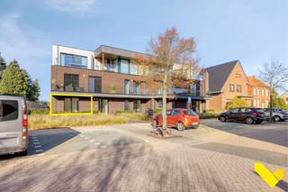 "Residentie Kerkzicht", prachtig moderne appartementsblok (10 appartementen) gebouwd met kwaliteitsvolle materialen naar de laatste normen van vandaag.<br /><br />*toplocatie te Witgoor Dessel<br />*ideaal voor starters of investeerder (ook mogelijk aan 6%)<br />*afwerking mogelijk naar eigen keuze, budgetten in de prijs inbegrepen<br />*casco verkoop bespreekbaar<br />*aankoop aan 6% ipv 21%, zeer grote troef<br />*gelijkvloers appartement<br />*twee terrassen - tuin (helemaal omheind met poortje)<br />*aparte garage met sectionale poort inbegrepen in de prijs<br />*aparte berging in de kelder inbegrepen in de prijs<br />*algemene afgesloten fietsenstalling met afsluitbaar stopcontact per appartement om de fiets op te laden<br /><br />Dit gelijkvloers appartement omvat een inkomhal, woonkamer met open keuken en veel 'natuurlijk' lichtinval door de grote glaspartijen, badkamer met mogelijkheid voor dubbele lavabo, inloopdouche en bad, slaapkamer en een apart gastentoilet.<br /><br />EPB in opmaak.<br /><br />De geadverteerde prijs is <strong>exclusief btw </strong>en kosten.<br />De geadverteerde prijs inclusief <strong>21% btw</strong>, registratierechten op het grondaandeel maar exclusief notariskosten bedraagt <strong>333.866 euro</strong>.<br />Indien u voldoet aan de voorwaarden kan u kopen aan <strong>6% btw*</strong>, een vermindering van <strong>31.629 euro</strong>, op de boven vermelde prijs.<br /><br />Wenst u meer info of een vrijblijvende bezichtiging voor dit gelijkvloers appartement contacteer dan ons kantoor te Mol op het nummer 014300208.<br /><br />*https://www.immovl.be/blog/detail/80/wanneer-heb-je-recht-op-6-btw-bij-nieuwbouw