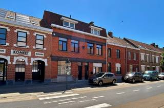 Dit appartement bevat op de eerste verdieping een lichtrijke leefruimte met aansluitend een open en volledig geïnstalleerde keuken, en een apart toilet. <br /><br />Op de tweede verdieping bevinden zich twee volwaardige slaapkamers en een badkamer met lavabomeubel, inloopdouche en toilet. <br /><br />- geen lift aanwezig <br />- geen syndickosten <br />- de verhuurders voorzien nog een balustrade aan de buitenruimte die betreden kan worden via de<br /> leefruimte