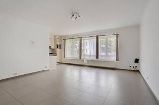 Bij het betreden van het appartement komt u terecht in een inkomhal die toegang biedt tot alle ruimtes. De lichtrijke leefruimte beschikt over een nette, open keuken. Daarnaast is er een handige berging, een gastentoilet en een verzorgde badkamer aanwezig. Het appartement telt 2 slaapkamers. De kleinste slaapkamer biedt directe toegang tot het gezellige, zuidgericht terrasje waar u heerlijk van de zon kunt genieten.<br /><br />Dit vastgoed bevindt zich in een kleinschalig gebouw, wat het grote voordeel heeft dat er geen maandelijkse gemeenschappelijke kosten zijn. Bovendien beschikt het over een uitstekend EPC-label B en is de elektriciteit conform. Alle meters zijn individueel en de aanwezige rolluiken zorgen voor extra comfort en privacy. <br /><br />De ligging in Merksem is top: op wandelafstand vindt u winkels, scholen en openbaar vervoer. Ook de groene parken Distelhoek en Runcvoortpark liggen vlakbij. Een ideale kans voor wie een slimme investering wil doen of zelf comfortabel wil wonen.<br /><br />Bijzonderheden:<br />- Energiezuinig en conforme elektriciteit<br />- Kleinschalig gebouw zonder maandelijkse syndicuskosten en met aparte meters<br />- 2 kelderbergingen inbegrepen<br /><br />Bent u geïnteresseerd om dit vastgoed te kopen in Merksem? Aarzel dan niet om ons te contacteren. Het Dewaele vastgoedkantoor van Merksem te Lambrechtshoekenlaan 183 staat graag tot uw dienst. Had u graag een gratis schatting van uw eigendom via ons immokantoor? Bel ons voor een vrijblijvend gesprek of mail naar maxime.weyler@dewaele.com.<br /><br />Bestuursmaatregelen in het maatregelenregister: nee