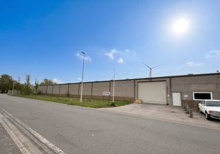 Cet entrepôt avec bureau et quai de chargement à louer à Evergem est idéalement situé à proximité des autoroutes R4, E40 et E34.Surfaces :-...