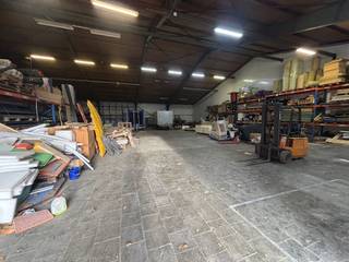 Magazijn voor opsalg te huur in Menen met een oppervlakte van ca. 660 m². Het magazijn is gelegen in de nabijheid van diverse invalswegen en...