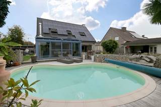 In een rustige zijtak van de Pontweg bevindt zich deze tijdloze villa met zwembad.<br /><br />De woning beschikt op het gelijkvloers over een inkomhal, een ruime leefruimte met zit- en eetgedeelte en een afzonderlijke, volledig geïnstalleerde keuken met plaats voor een eettafel. De veranda sluit naadloos aan op de keuken en vormt een aangename uitbreiding van de leefruimte. Verder zijn er een ruime inpandige garage en een praktische, koele berging aanwezig.<br /><br />Op de verdieping bevinden zich drie ruime slaapkamers, aangevuld met een vierde kamer die momenteel als strijkkamer wordt gebruikt, maar evengoed kan worden ingericht als bijvoorbeeld een bureau of hobbyruimte. De badkamer is uitgerust met een dubbele lavabo, toilet, ligbad en douche.<br /><br />De tuin met zwembad zorgt het hele jaar door voor een heerlijk vakantiegevoel. Het buitengebeuren wordt vervolledigd door een aangenaam terras, een ruime tuinberging en een comfortabele overkapping aan het zwembad.<br /><br />Vooraan de woning bevinden zich bovendien een afgesloten carport en een bijkomende open autostaanplaats.<br /><br />Enkele van de vele troeven:<br />- Goed geïsoleerd (dakisolatie, spouwmuurisolatie, …);<br />- Geen renovatieverplichting;<br />- Recent gekaleid; <br />- Zonnepanelen (69 m²); <br />- …<br /><br />Kortom, een aangename gezinswoning.